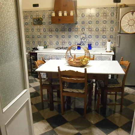 Alojamento de Acomodação e Pequeno-almoço Come A Casa Génova